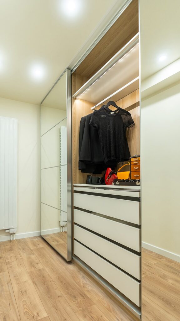 Dressing sur mesure avec porte pleine hauteur en miroir dans un appartement à Paris